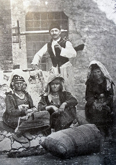 “Albanian highland women of Shllaku, north of the Drin River” (Photo: Alexandre Baschmakoff, September 1908).