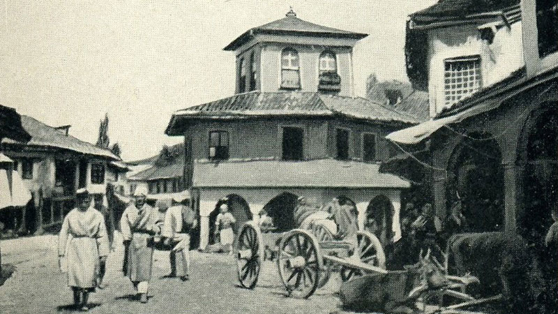 "Prizren: the police station in the market" (Photo: Gabriel Louis-Jaray, 1909).