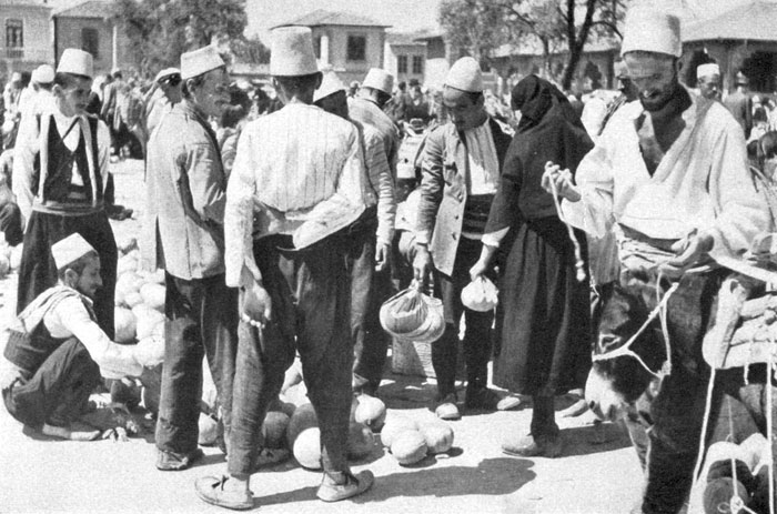 Market street in Tirana (Photo: Lutz Koch, 1941).