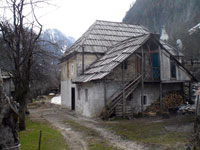 Haus im Valbonatal (Foto: Robert Elsie, April 2010).