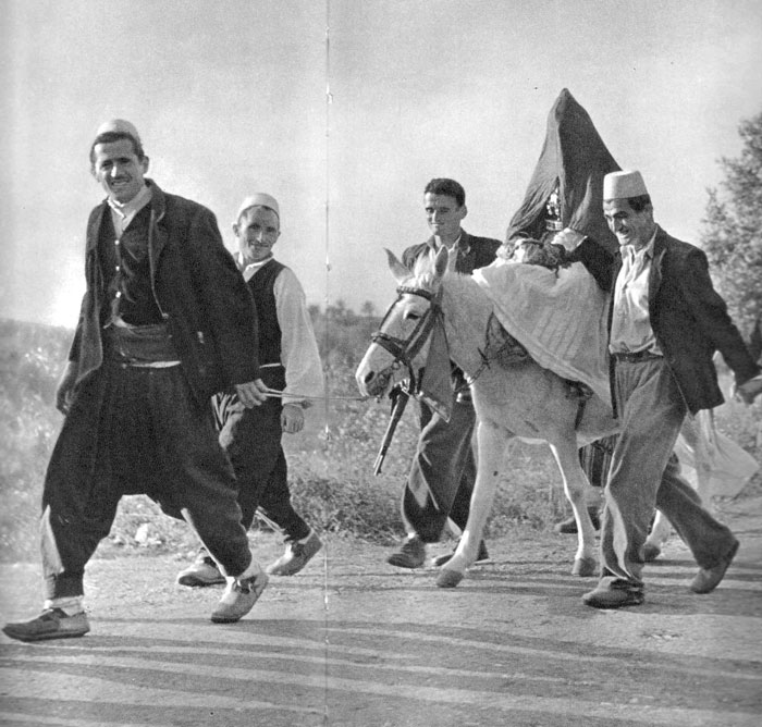 Taking the bride to the groom (Photo: Gerhard Kiesling, 1959).
